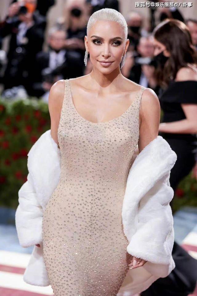 据外媒报道,今年met gala慈善晚宴,金·卡戴珊(kim kardashian)身着"