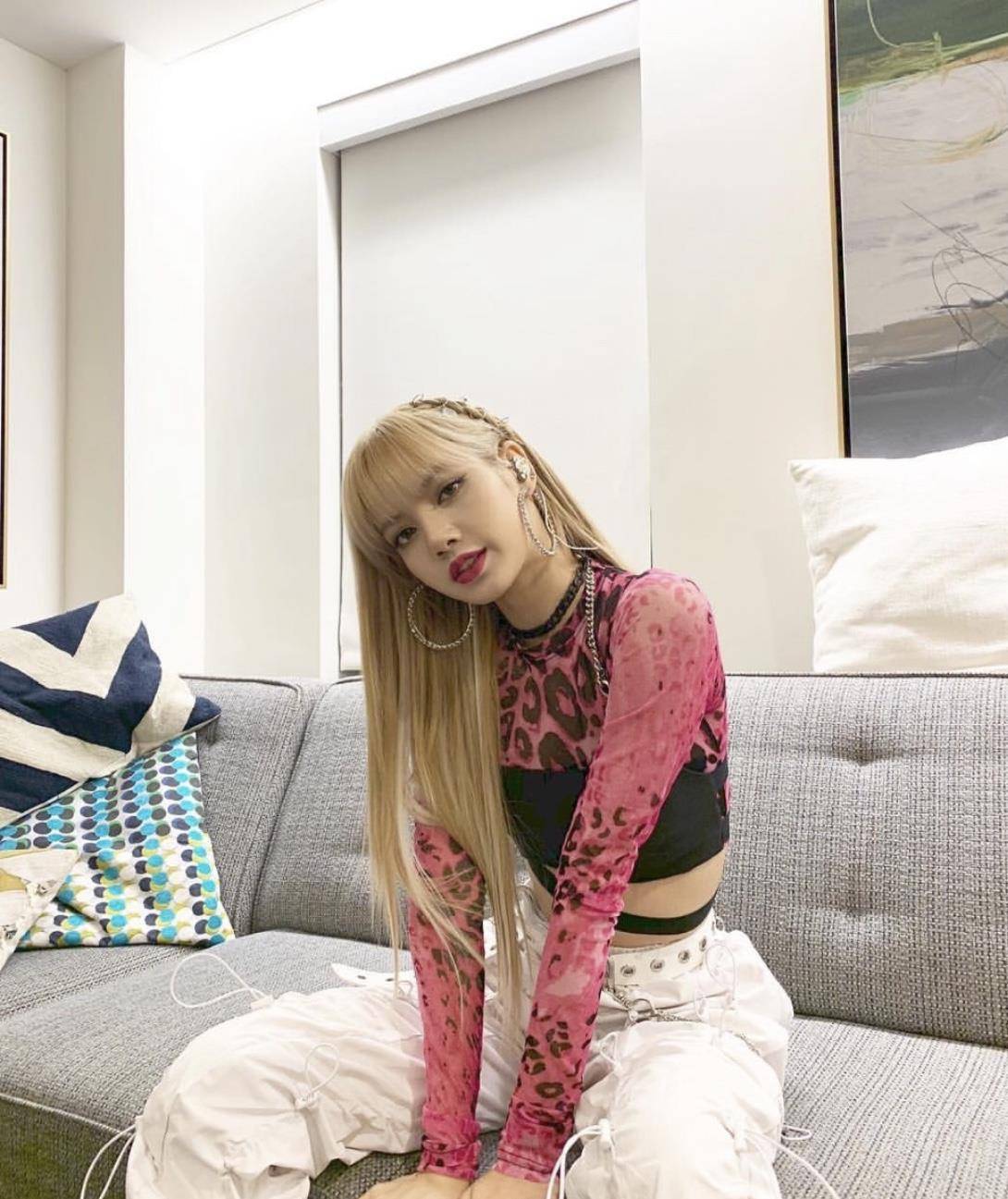 原创学院风遮不住逆天大长腿lisa凭实力圈粉身材比例惹人艳羡