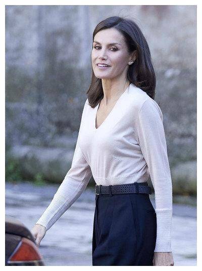 原创西班牙王后终于不穿连衣裙穿针织衫配阔腿裤身材气质不输超模