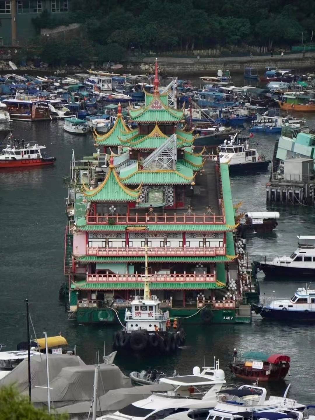 原创             珍宝海鲜舫驶离香港，曾是《食神》《无间道2》等众多港片取景地