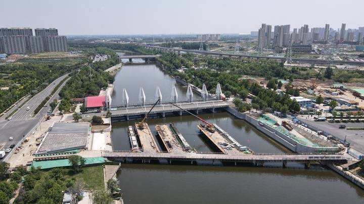 奥体西路跨小清河桥即将开始吊装桥梁主体