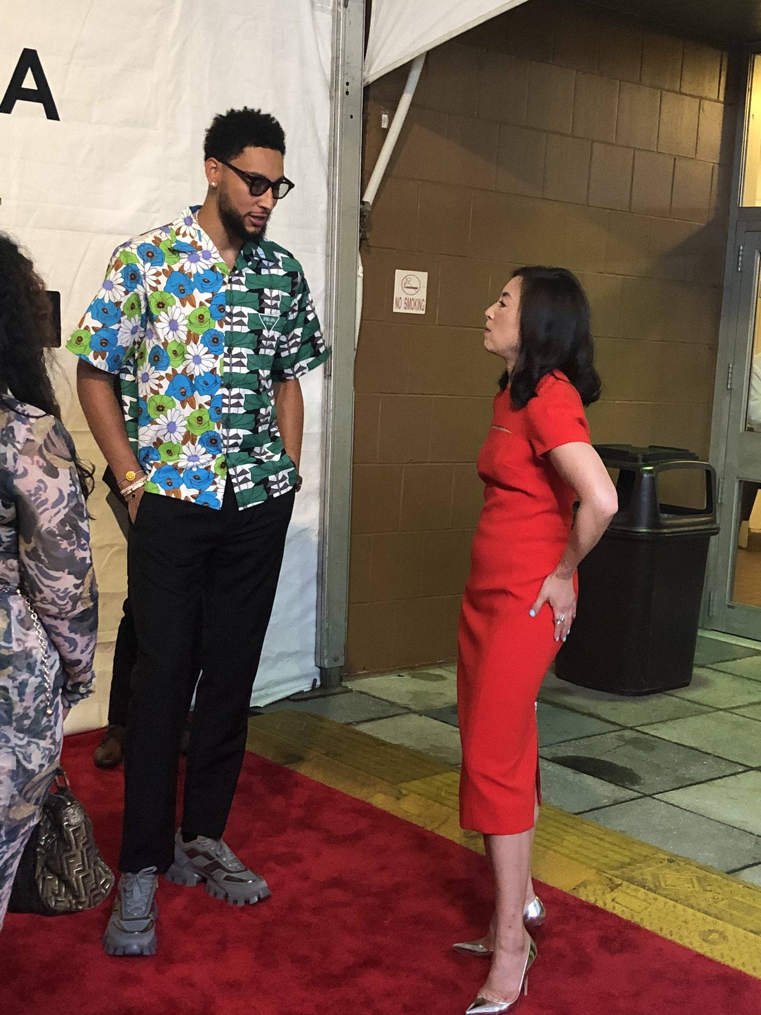 原创西蒙斯亮相篮网活动跟老板娘有说有笑微笑合影纳什和球队老总