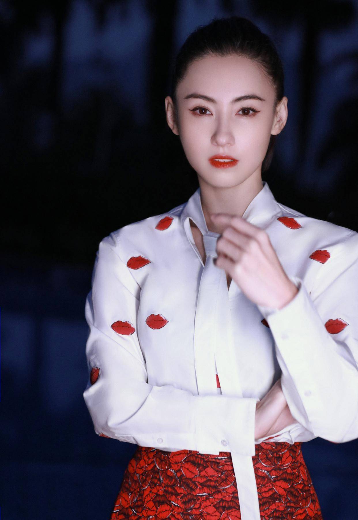 原创小林青霞晒新春写真红唇白衬衫搭红裙明艳热烈扎高马尾又美又飒