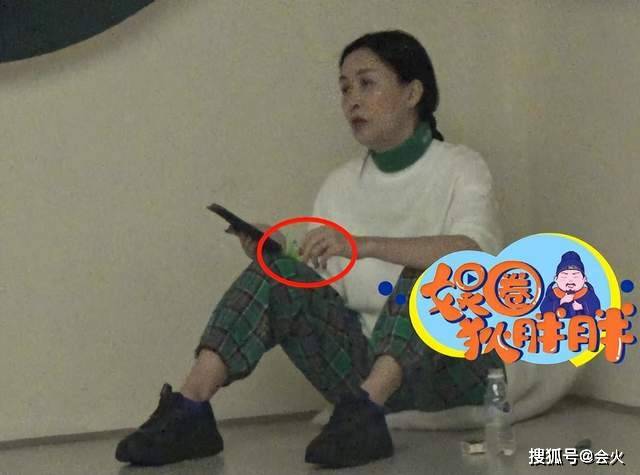 那英吉克隽逸休息室抽烟!素颜出镜动作熟练