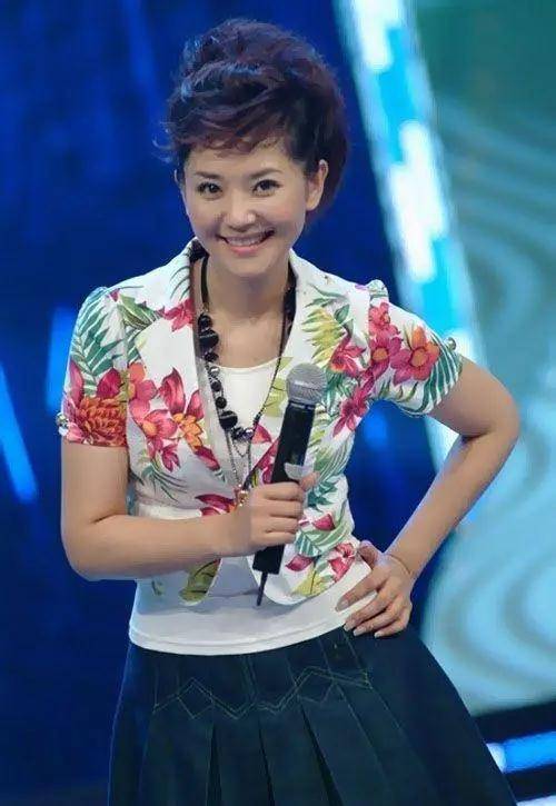 因为不是专业播音主持出身,所以她只能先从幕后做起,方琼在工作之余