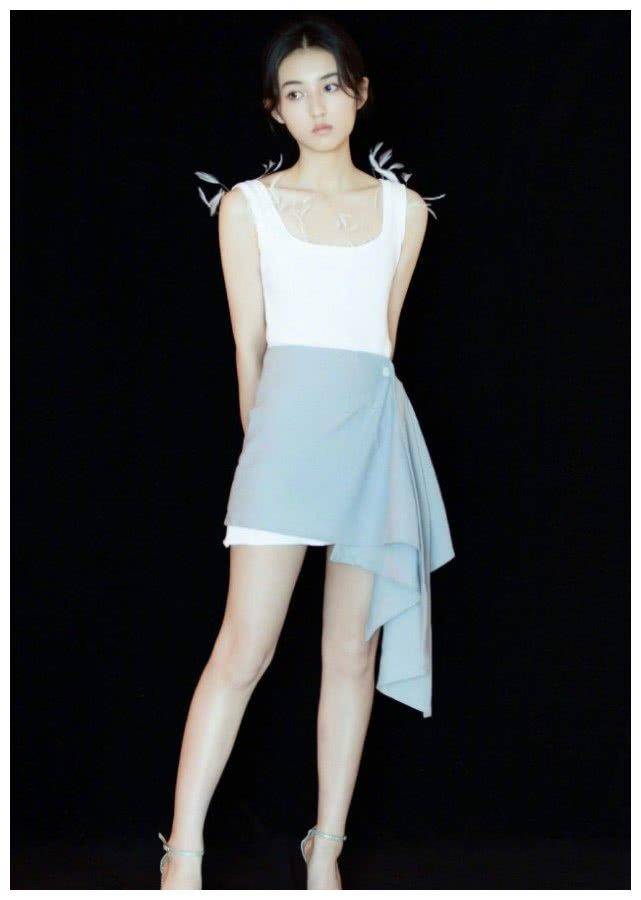 原创张子枫的锦鲤鳞片裙有多吸睛穿后腰围不像18岁有的