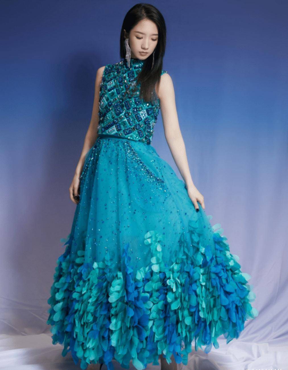 孟美岐穿一袭孔雀蓝礼服好有艺术感,宝石和羽毛的拼接,优雅精致_新