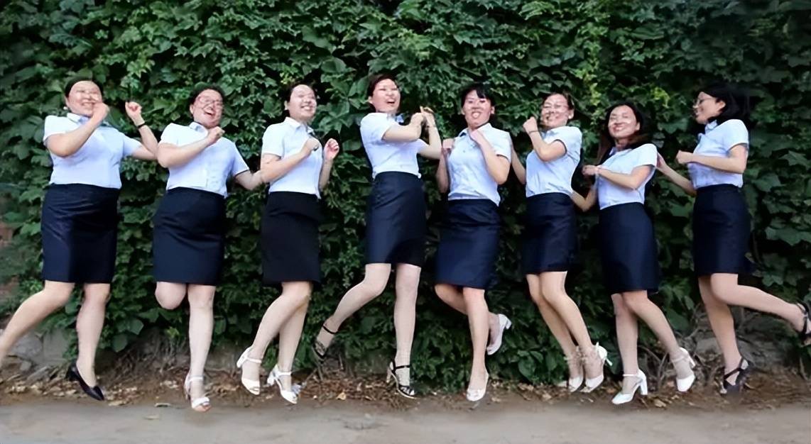 原创有人建议统一教师服装上班必须穿正装老师的反应让人意外