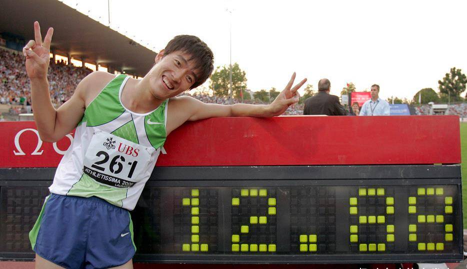 刘翔度过38岁生日,罕见与妻子秀恩爱,当年的亚洲飞人怎么样了?