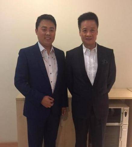 本来应该是两人一起开场,可阎维文却把话筒直接递给了刘大成,示意让他