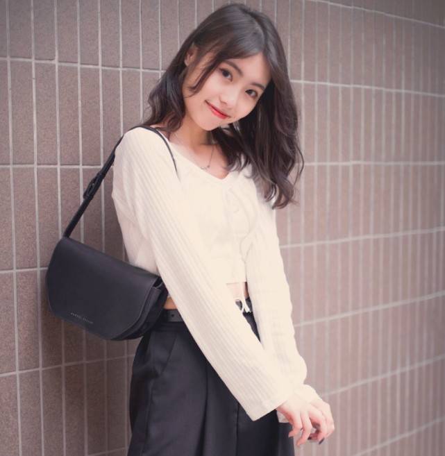 网红雪梨更是觉得委屈巴巴,自己在男朋友的家上躺着,怎么突然会成了