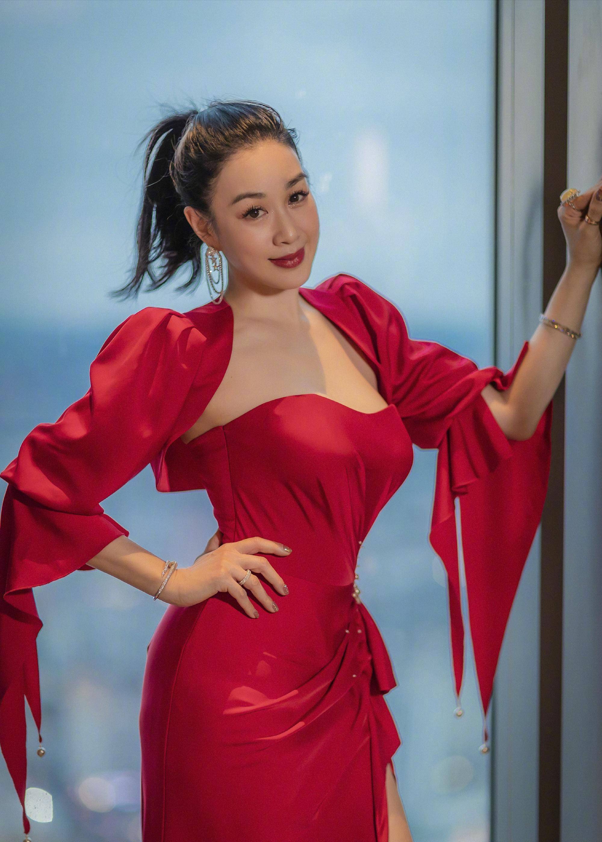 钟丽缇晒全家福,穿高时尚红裙秀美腿时尚高级,身材好就是敢穿_红色