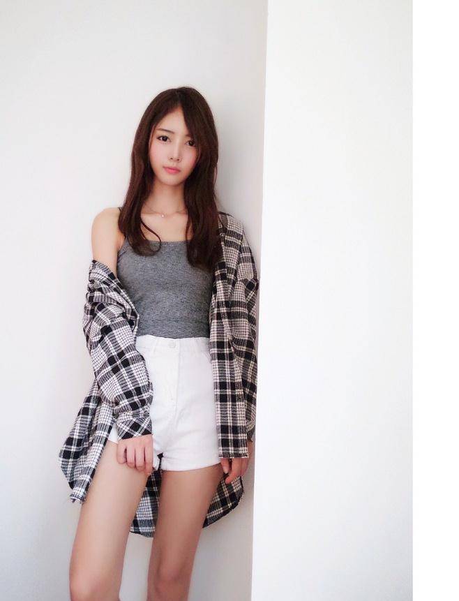 与童星apple合作拍摄了一组写真照,迅速走红,成为炙手可热的网络红人