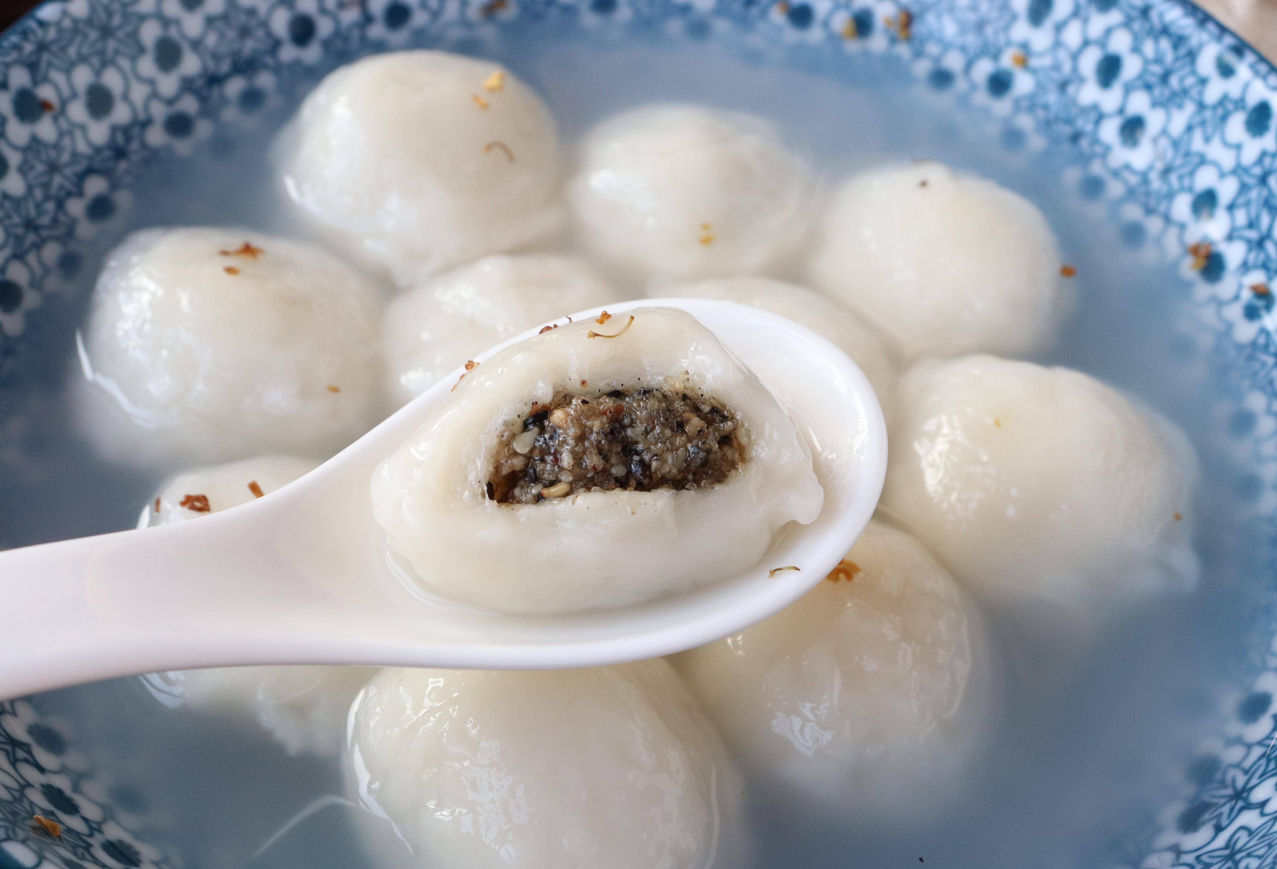 传统小吃,手摇五仁大元宵,口感香甜美味_花生_盆中_汤圆