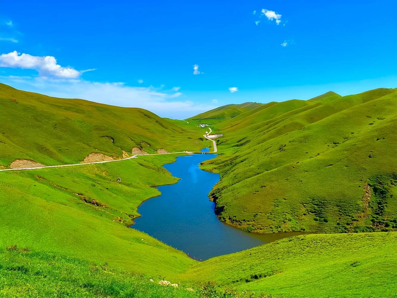 原创曲靖一被遗忘的景区景色堪比内蒙古草原碧空如洗羊群若云