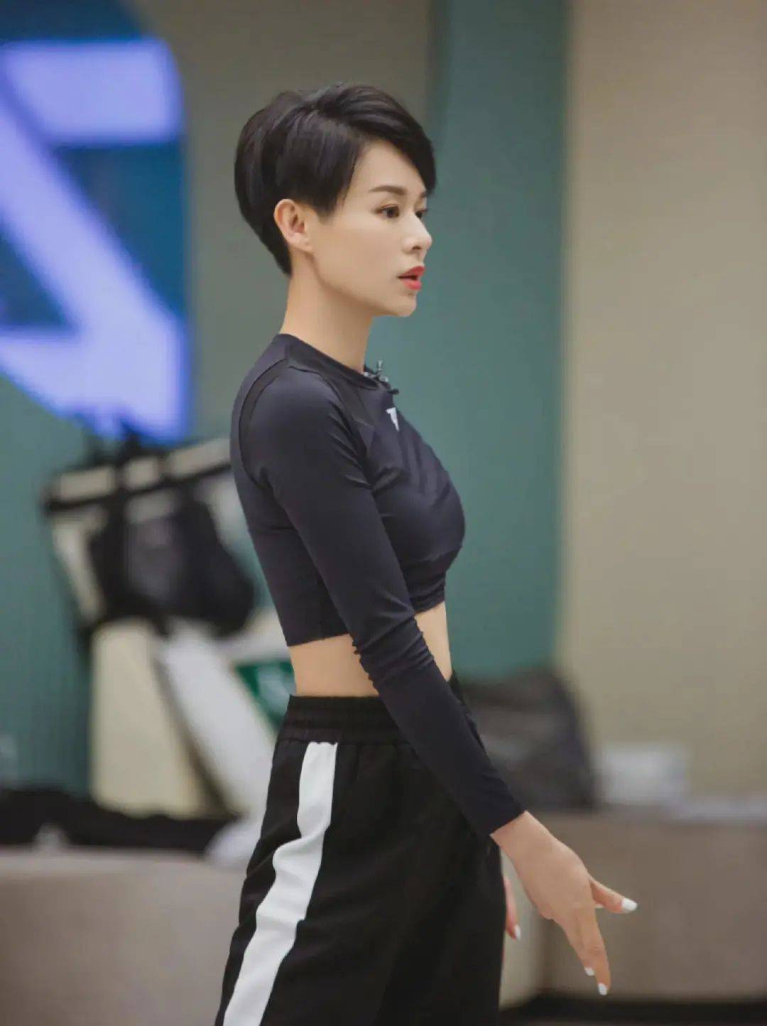 胡杏儿短发太好看了又美又有气质变好瘦还有了漂亮的下颌线