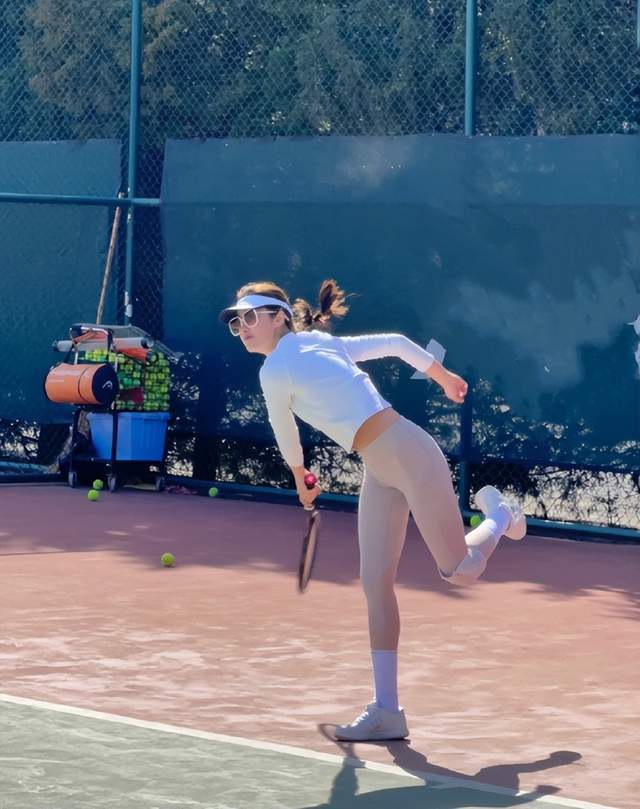 原创杨采钰在海边放飞自我穿比基尼秀出火辣身材皮肤晒黑姿态性感