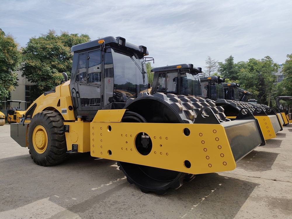 定制出口这批20吨羊角碾压路机太霸气了