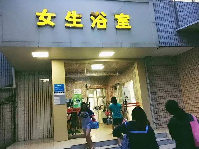 江南大學一男生進女澡堂偷拍,女友提供關鍵物品,為愛放棄原則_女生_問