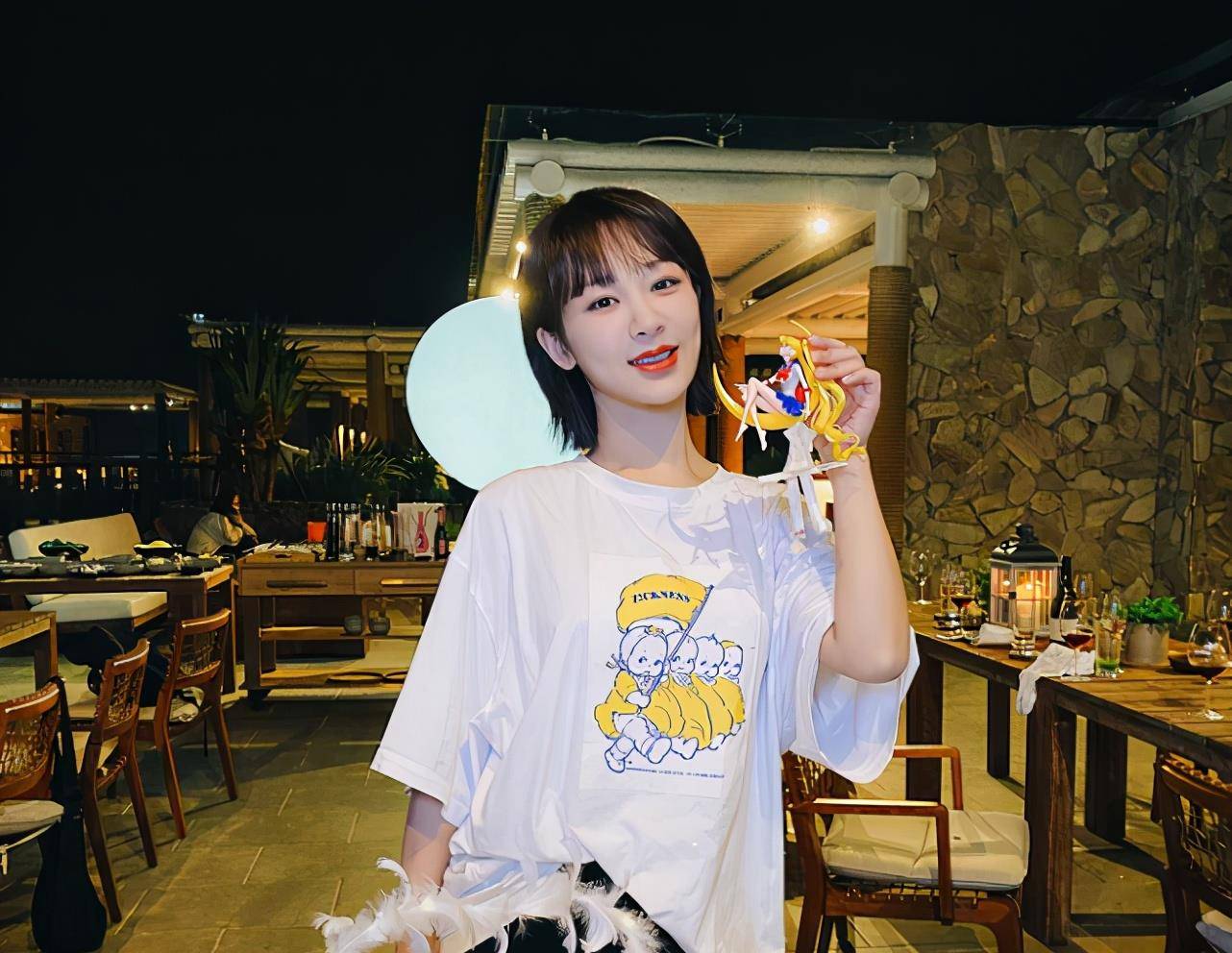 杨紫黑白影像曝光,全新造型超显气质,像一只神秘又慵懒的猫_封面_的