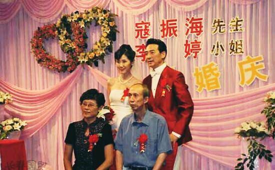 原创66岁寇振海的45岁妻子近照曝光忘年恋结婚14年恩爱如初