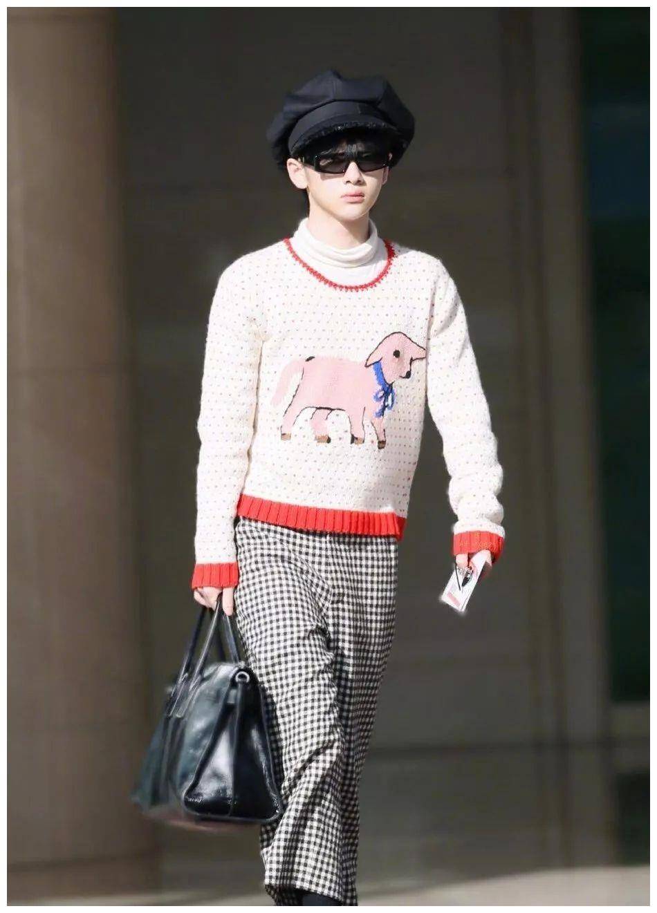 周震南最新机场私服,一身驼色造型搭配水獭包,尽显少年温柔