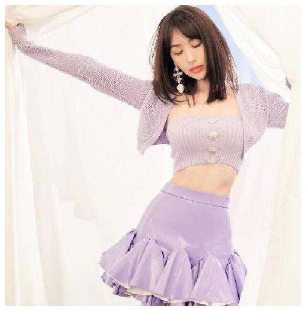 李菲儿录综艺真a穿小码皮裙登台腰部勒不出一丝赘肉