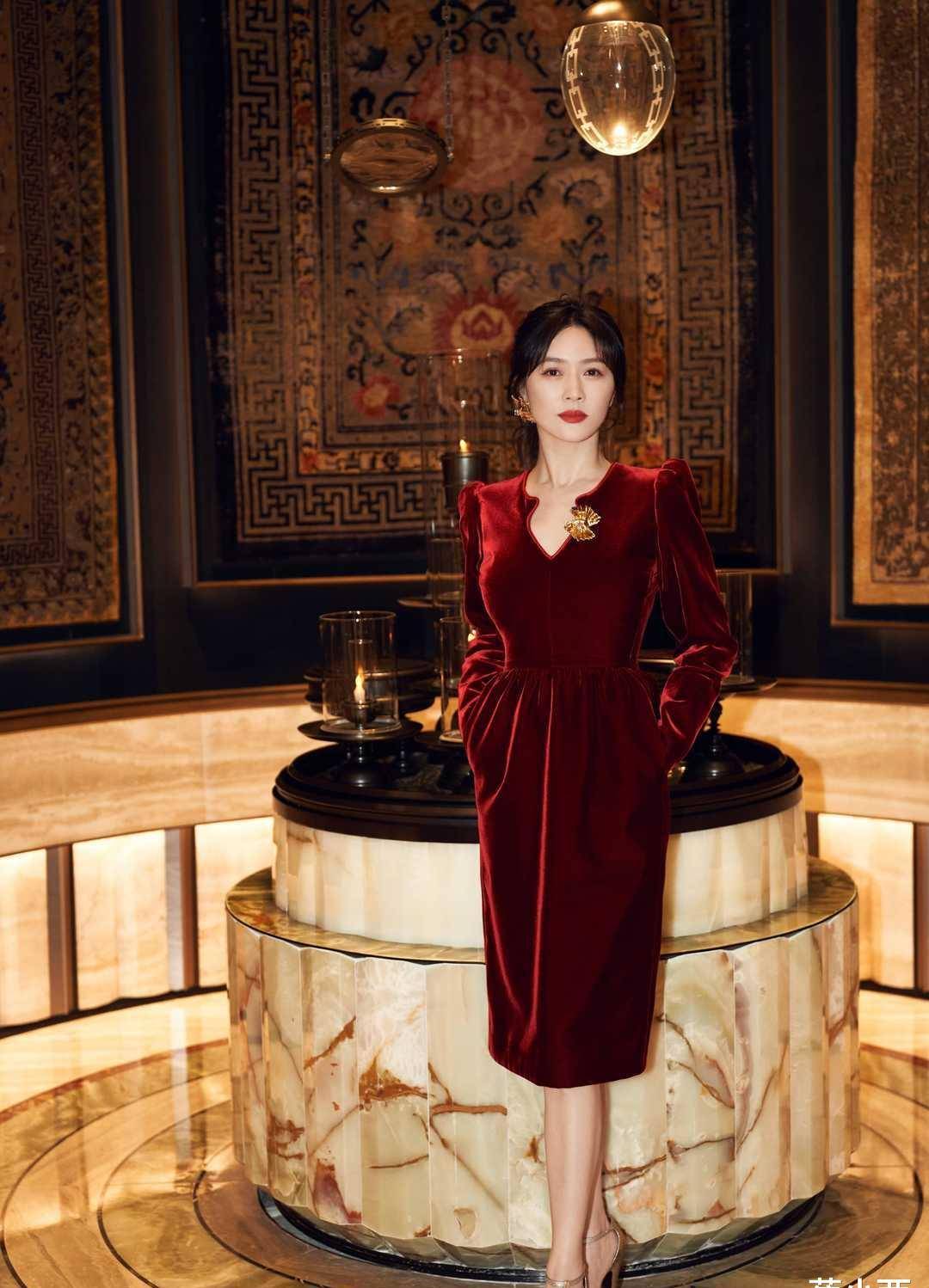 原创田海蓉骨子里透着高级感在国外看秀穿一身黑原装五官咋看咋美