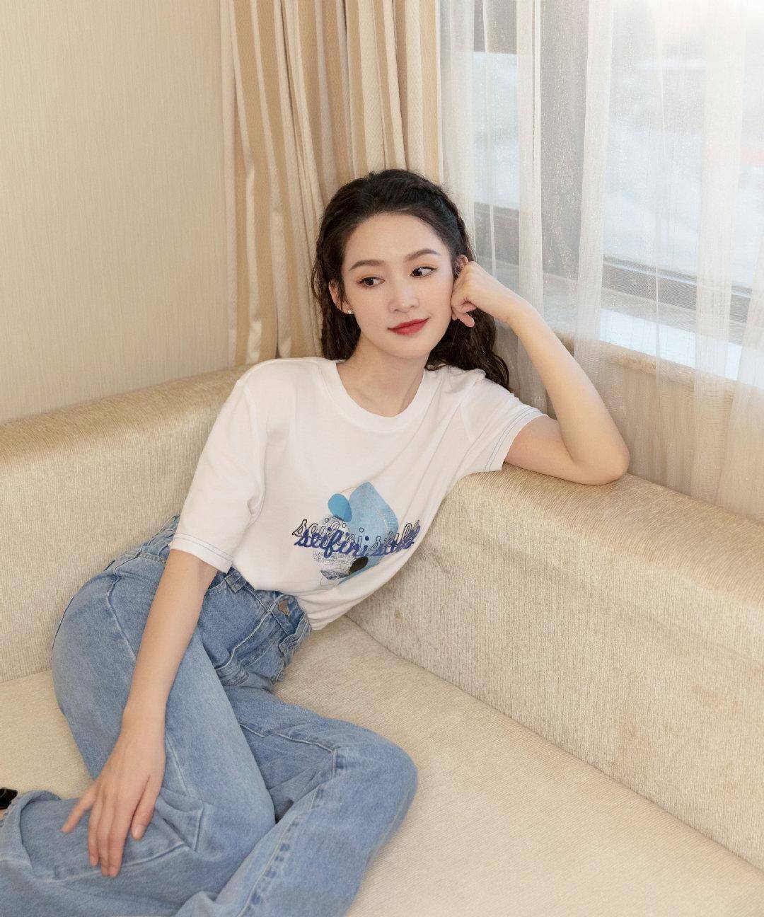 李沁清新糖果色穿搭好美,长发微卷温柔又甜美,俏皮可爱让人爱_时尚