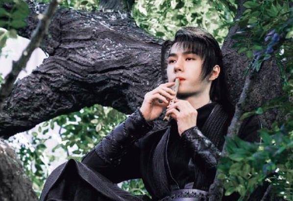 通过图片可以看到,王一博饰演的谢允黑色长发被花白长发取代,眉毛也