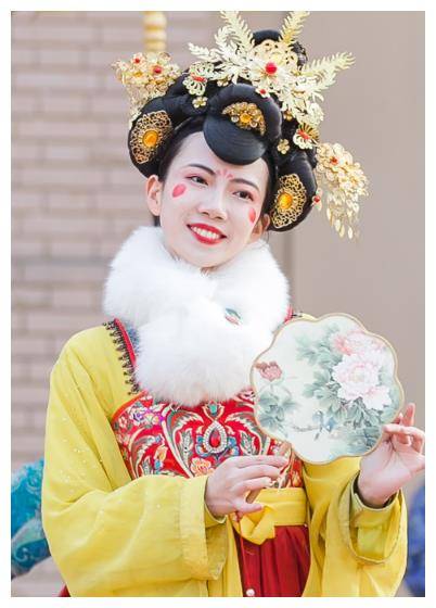 不倒翁小姐姐走红后,又一新人因表演不倒翁火了,颜值撞脸鞠婧祎_照片