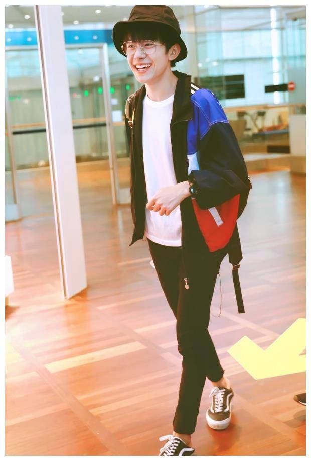 易烊千玺到底有多瘦?看他穿黑色紧身裤,女生看了都得自闭