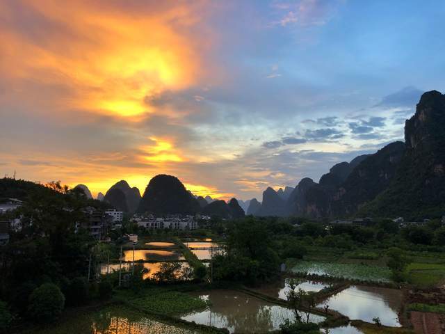 广西阳朔十里画廊，沿途奇峰美景，夏日晚霞超美