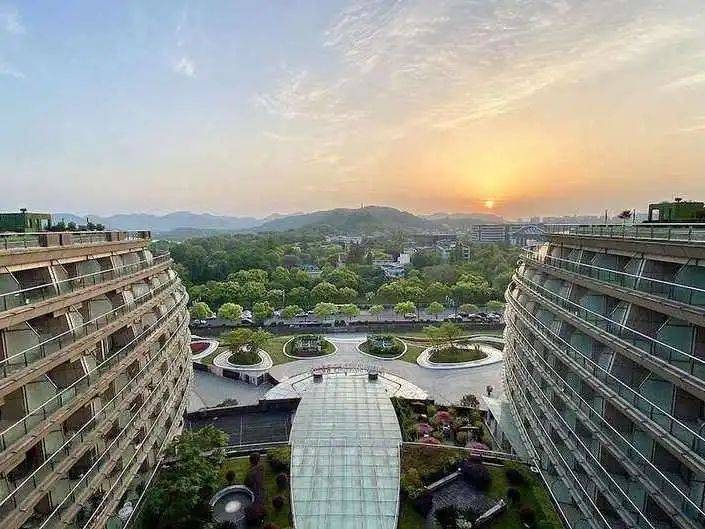 玩转杭州最全攻略 | 搜狐旅游联合发布2022红丝绒指南•夏季榜