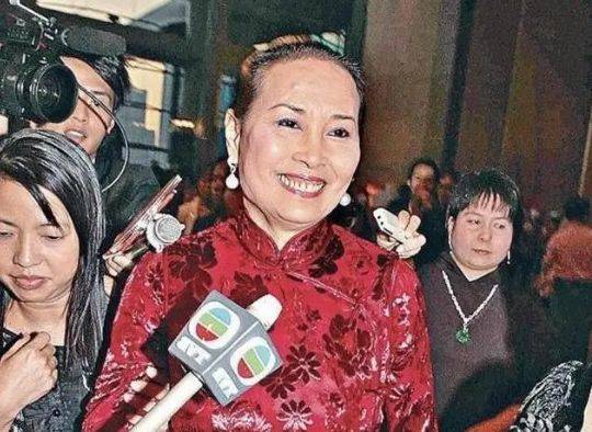 媒体报道称赌王何鸿燊二房太太蓝琼缨去世