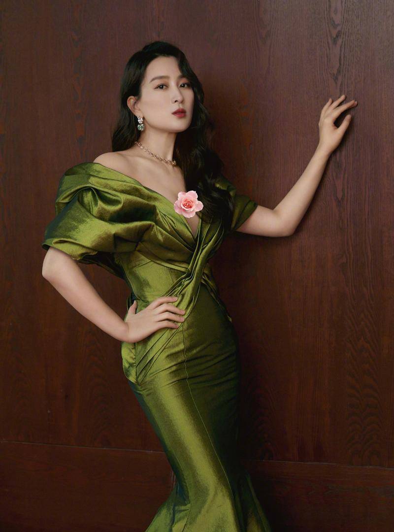 原创41岁马苏晒时尚美照庆生一字肩礼服裙秀时尚曲线a4腰超级惹眼