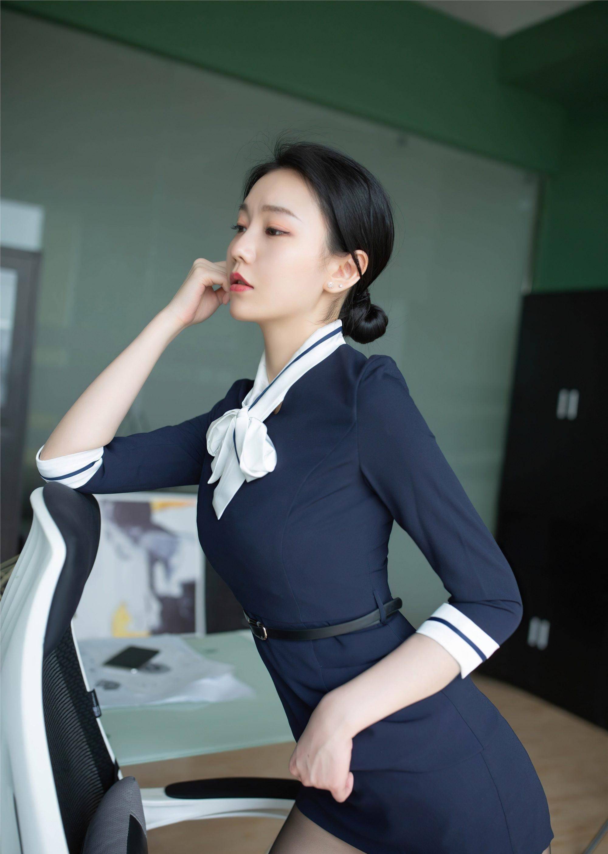 原创办公室里的蓝色连衣裙美女搭配黑色丝袜高跟鞋精致干练时尚迷人