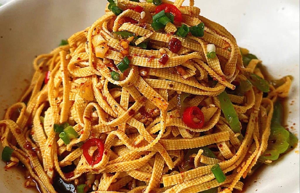 豆腐皮香滑中带爽劲,简单加入辣椒红油拌匀品尝,已非常开胃.