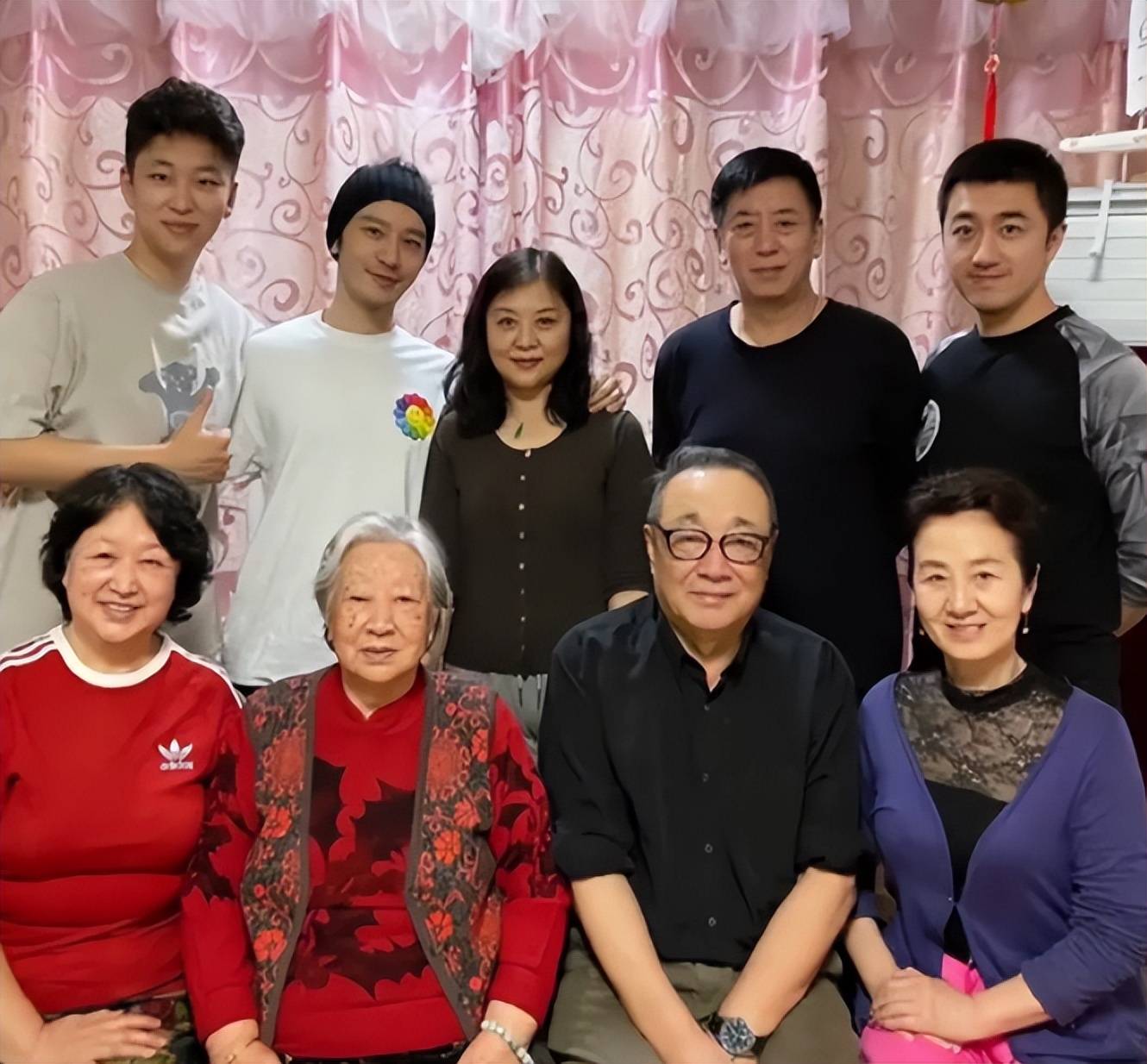 原创黄晓明为姥姥庆生晒多张过往家人珍贵合影竟无一张有baby身影