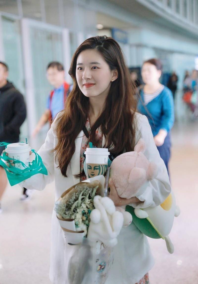 20岁的赵露思有一张初恋脸,穿粉色碎花裙清新又甜美,美得太清纯