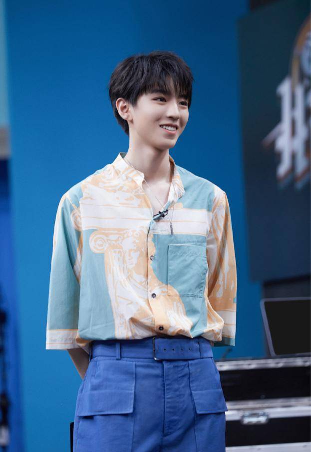 王俊凯身着白色衬衫,又帅气又禁欲,让人喜欢_少年_工装裤_深蓝色