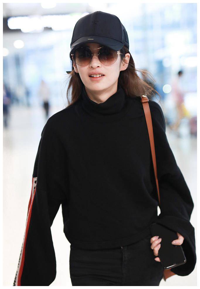 颖儿穿搭超减龄,穿黑色卫衣搭配紧身牛仔裤,一双细长美腿太吸睛_休闲