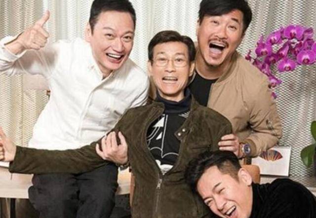 启明等搭档主演,扮演丁蟹(郑少秋饰演)幼子"丁家四兄弟"最小的丁利蟹