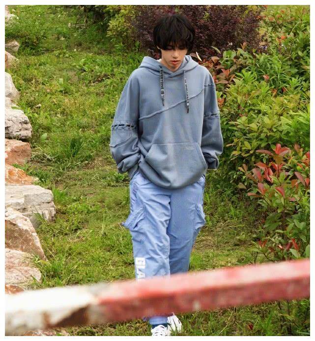 地不怕就怕华晨宇穿"粉笔裤",看到效果后,女粉坐不住_穿着_白色_裤子