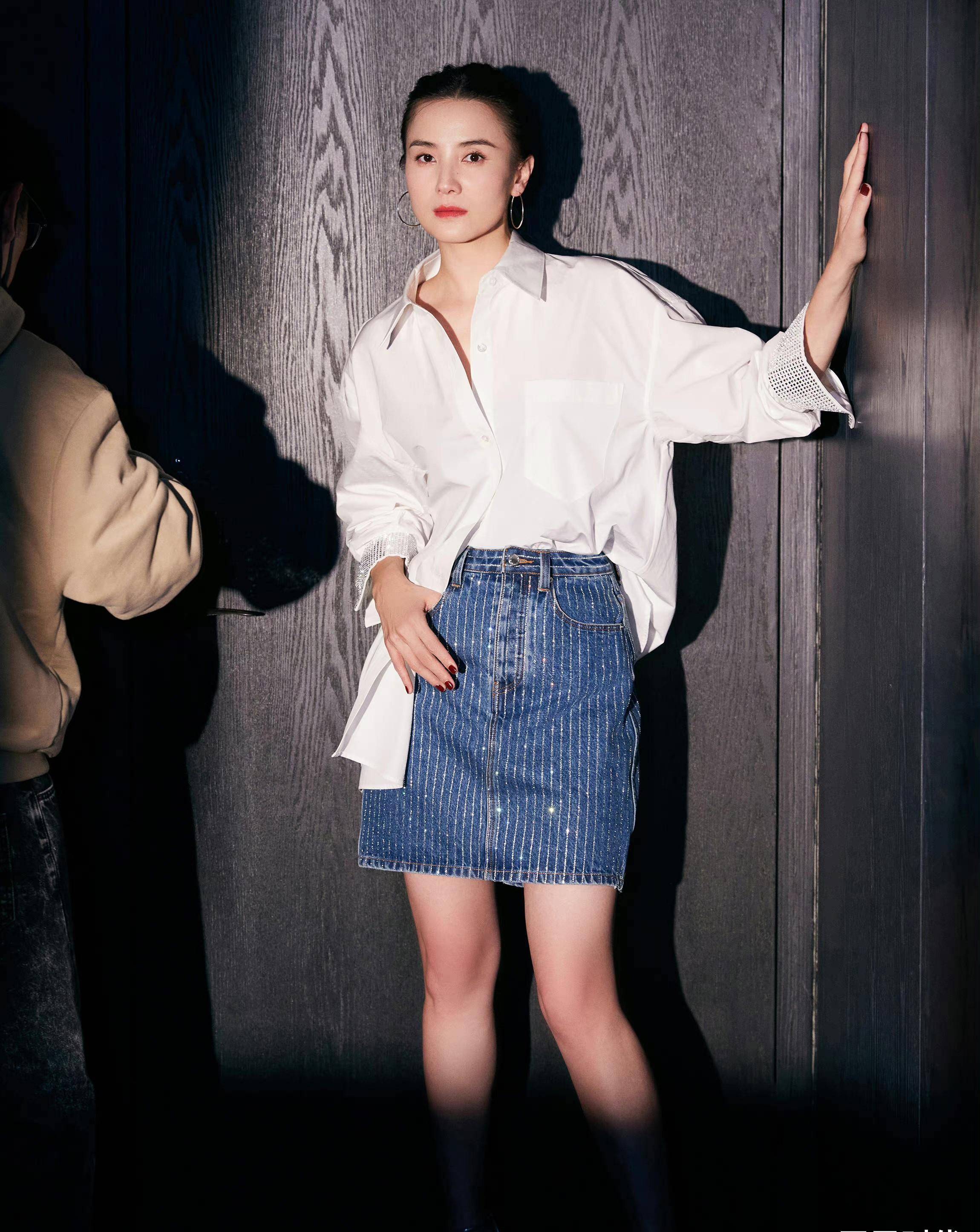 原创宋佳不愧是御姐型美女白衬牛仔裙时髦火辣诠释女人新风采