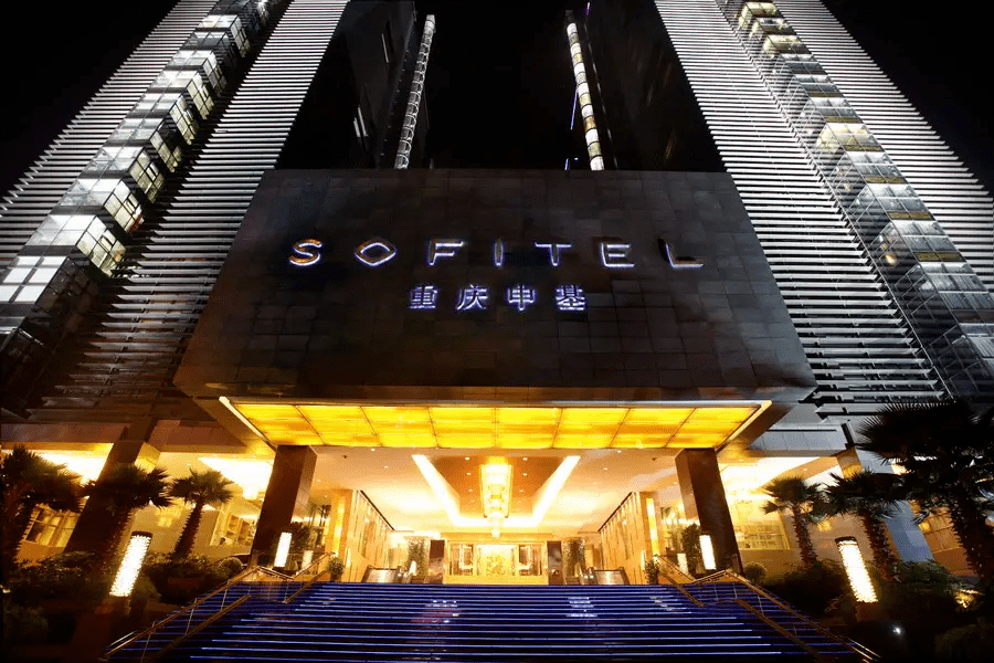 不过,过去的它不叫这个名字,而是更多重庆人熟悉的"重庆申基索菲特