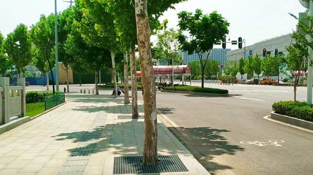 在武汉新洲随拍阳逻万达广场，成排大楼建设中，旁边荒地像乡镇