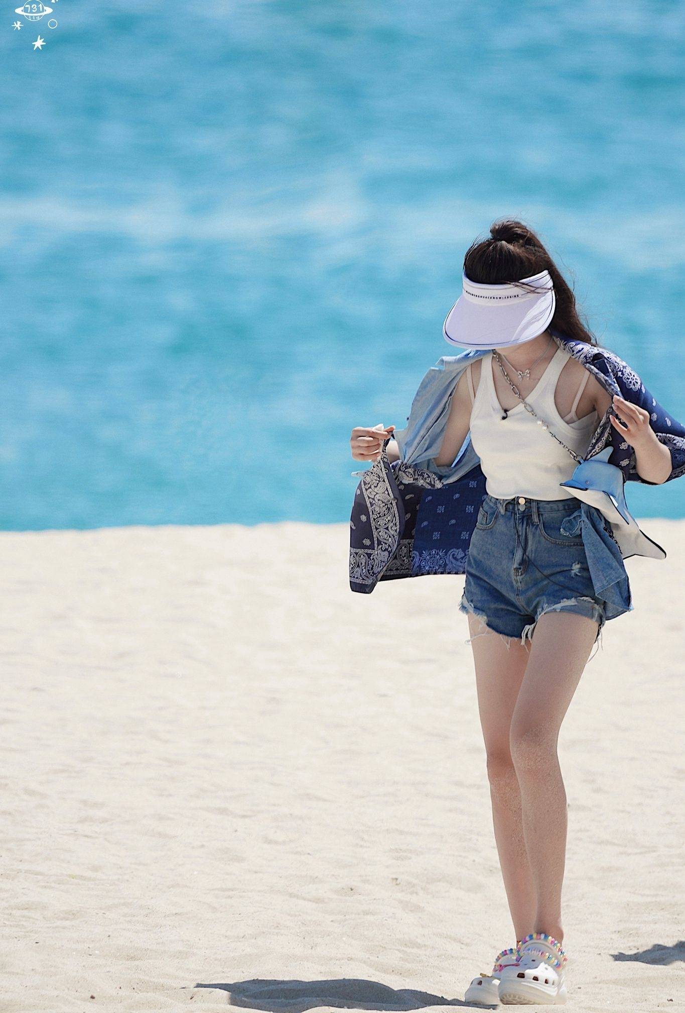 杨超越牛仔超短裤大长腿写真