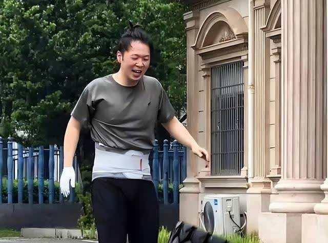 原创久不露面的杜海涛整个人暴瘦发际线很秃不仔细看完全认不出来