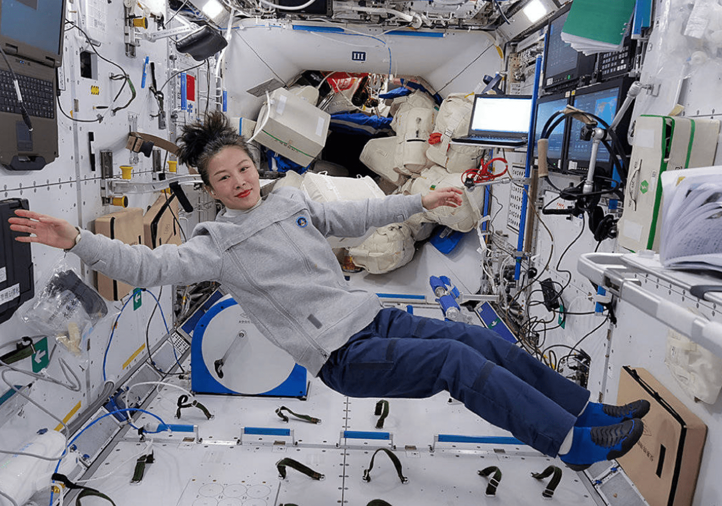 航天员在太空中如果不小心飘离太空飞船该如何重返飞船